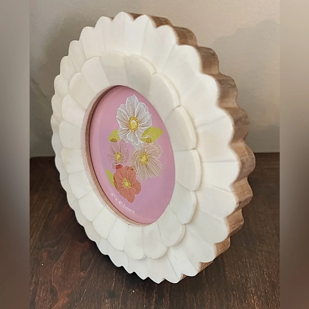 White Resin Double Scallop Round Picture Frame 4x4 New With Tags